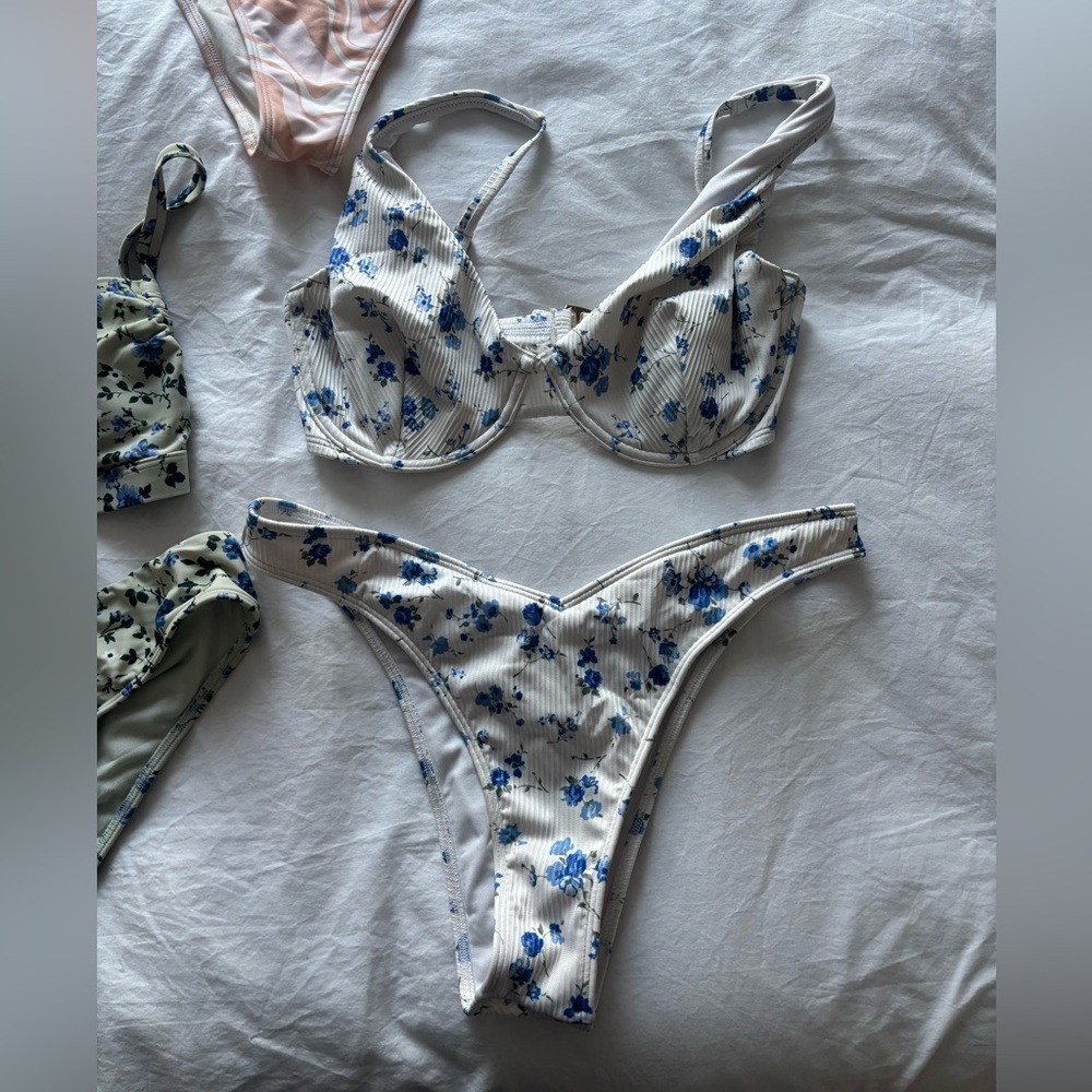 Hollister Floral Blue and White Women's Bikini Set